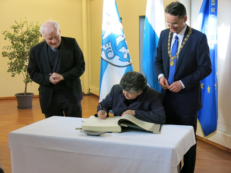 IMG_0713Eintrag-goldenes-Buch-Sr.MariaClara